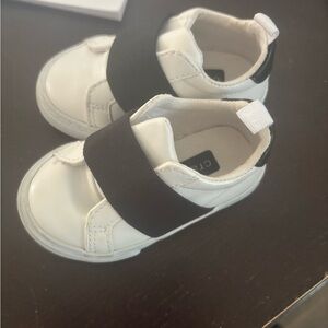 Kids crazy 8 White and Black Shoes